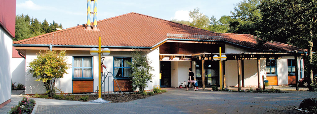 Bild 1 zeigt den Eingang des Kinderhauses.